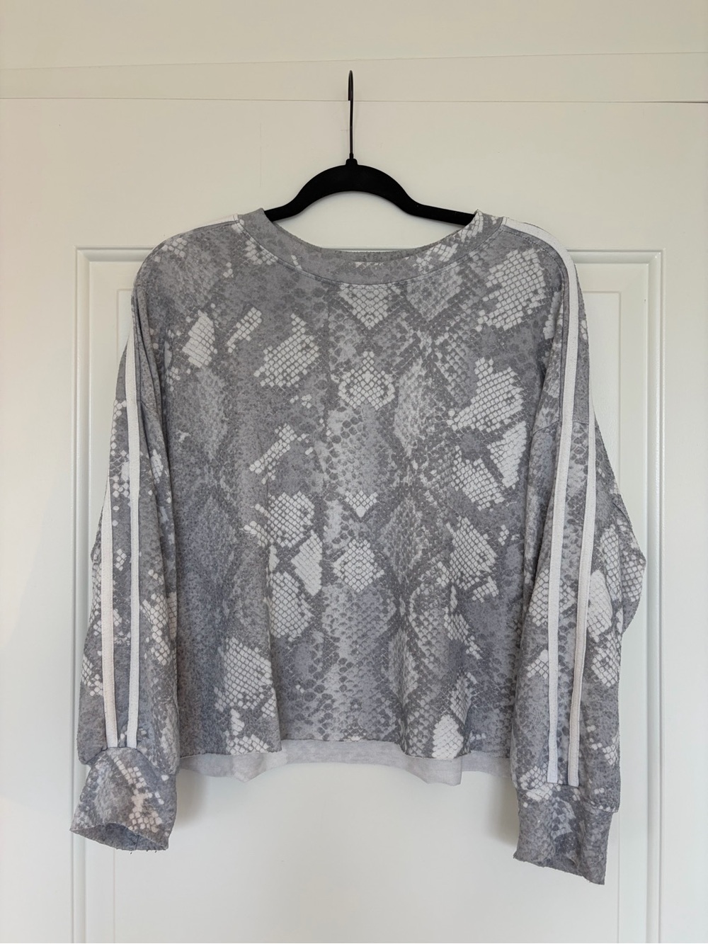 Vintage Havana Snake-Print Lightweight crew Sweatshirt with White Stripe Sleeves